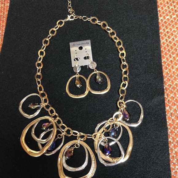 Gold tone Statement Necklace and Earrings Set- NWOT - Picture 3 of 3